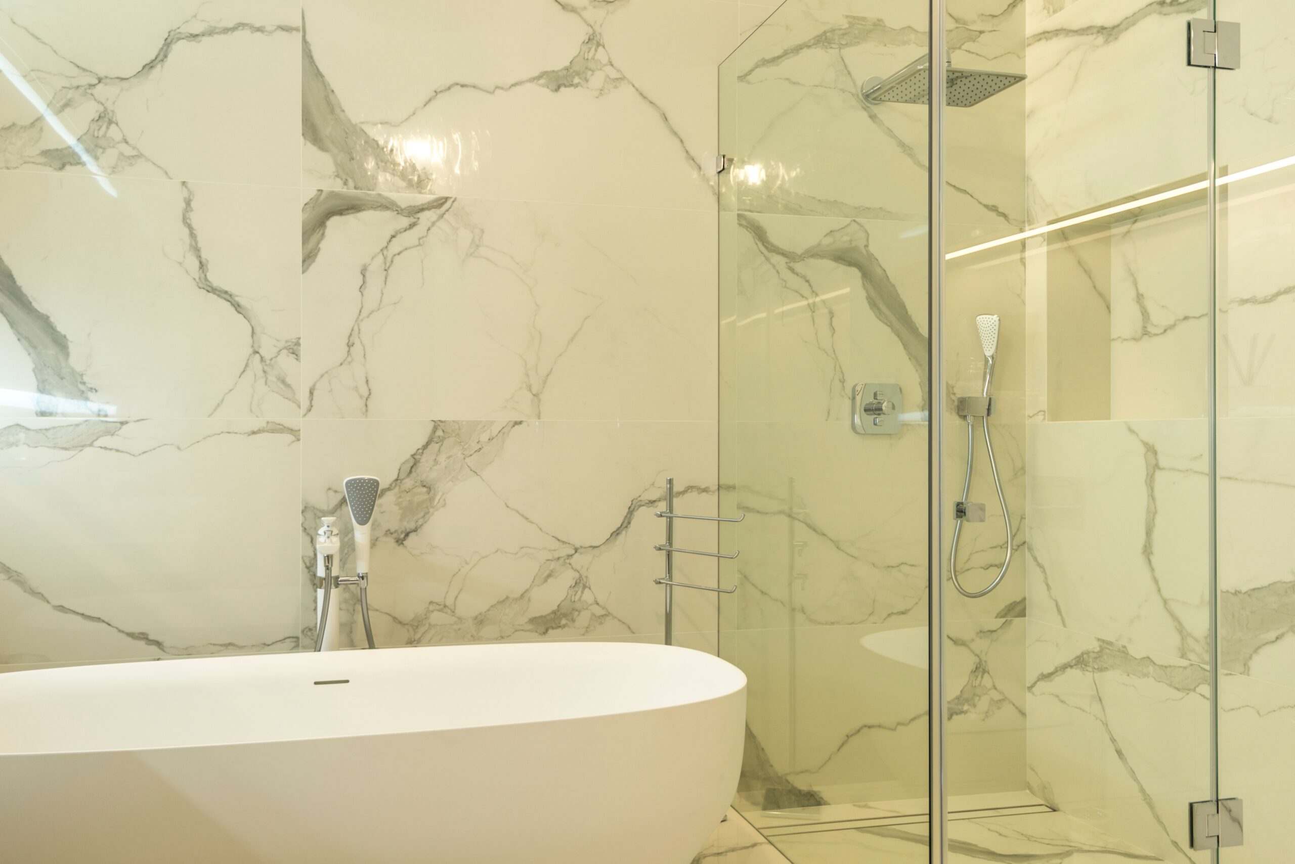 Salle de bain carrelée à Mougins